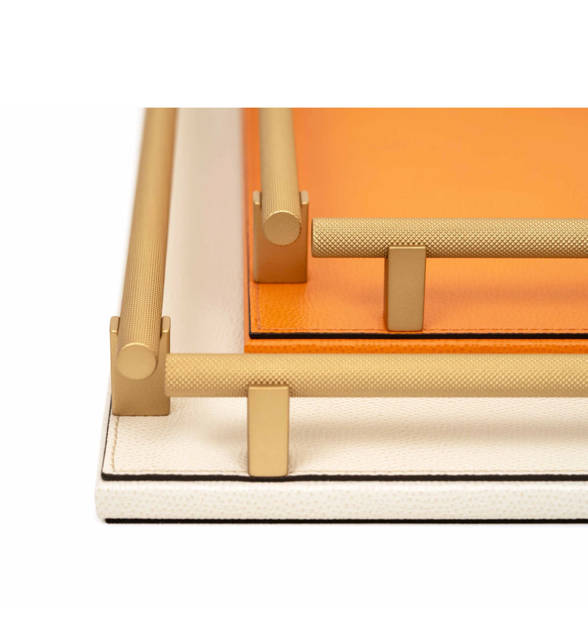 Pinetti Robert Bakke – firkantet serveringsbakke i håndlavet italiensk læder og metalfinish, 28 × 28 til 69 × 69 cm