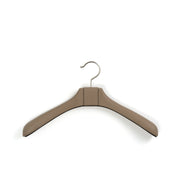 Pinetti Coat Hanger – Premium bøjle i træstruktur med nubuck- eller kalveskindslæder, 40 × 5,5 cm, non-slip finish til eksklusiv garderobe
