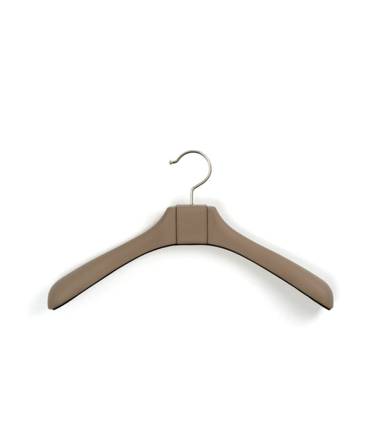 Pinetti Coat Hanger – Premium bøjle i træstruktur med nubuck- eller kalveskindslæder, 40 × 5,5 cm, non-slip finish til eksklusiv garderobe