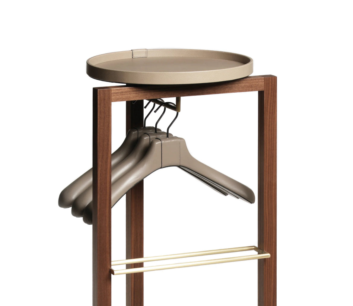 Pinetti Achille Valet-stand – herreværelse-stativ i valnøddetræ med messingdetaljer og ægte læderbakker