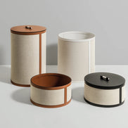 Pinetti Pisa Tower – elegant opbevaringstårn i cognacfarvet læder og beige stof, håndlavet italiensk design til bolig og kontor