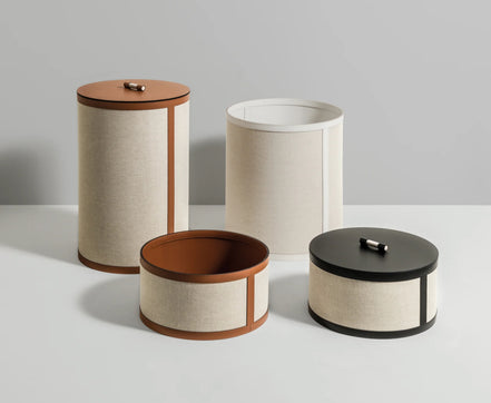 Pinetti Pisa Tower – elegant opbevaringstårn i cognacfarvet læder og beige stof, håndlavet italiensk design til bolig og kontor