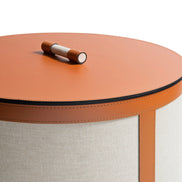 Pinetti Pisa Tower – elegant opbevaringstårn i cognacfarvet læder og beige stof, håndlavet italiensk design til bolig og kontor