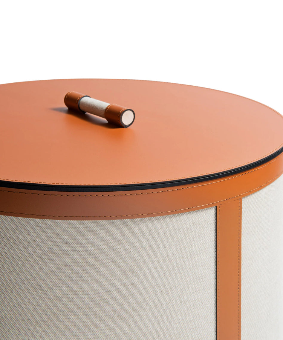 Pinetti Pisa Tower – elegant opbevaringstårn i cognacfarvet læder og beige stof, håndlavet italiensk design til bolig og kontor