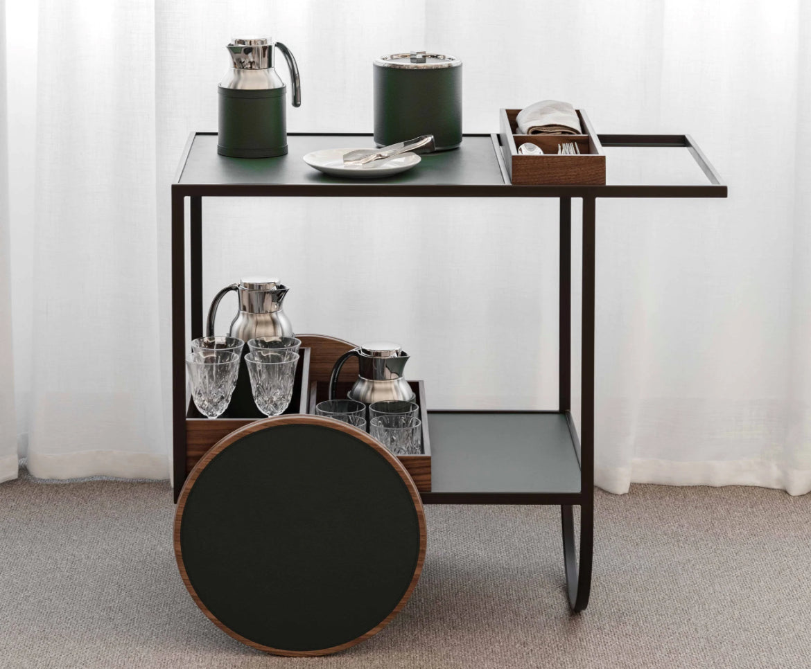 Pinetti – eksklusiv serveringsvogn i bruneret metalramme, valnødstræ, ægte læderhylder og 3 aftagelige bokse (88×56×H78 cm)