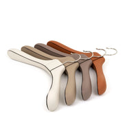Pinetti Coat Hanger – Premium bøjle i træstruktur med nubuck- eller kalveskindslæder, 40 × 5,5 cm, non-slip finish til eksklusiv garderobe