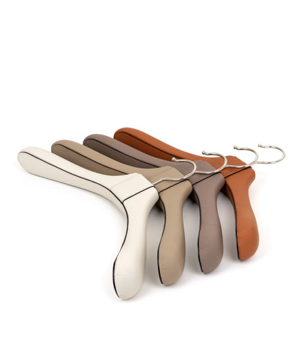 Pinetti Coat Hanger – Premium bøjle i træstruktur med nubuck- eller kalveskindslæder, 40 × 5,5 cm, non-slip finish til eksklusiv garderobe