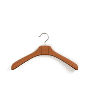 Pinetti Coat Hanger – Premium bøjle i træstruktur med nubuck- eller kalveskindslæder, 40 × 5,5 cm, non-slip finish til eksklusiv garderobe