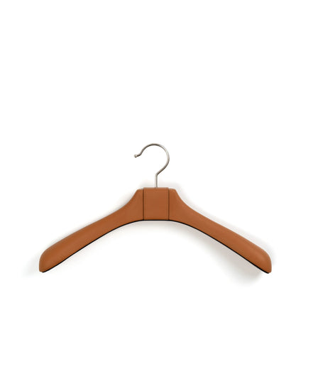 Pinetti Coat Hanger – Premium bøjle i træstruktur med nubuck- eller kalveskindslæder, 40 × 5,5 cm, non-slip finish til eksklusiv garderobe