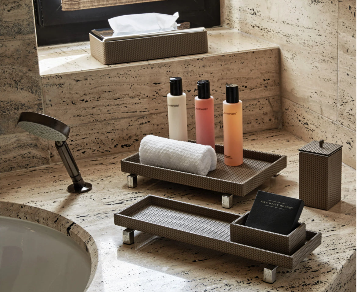 Pinetti Rialto Bakke – rektangulær serveringsbakke i italiensk ægte læder med messing-kantskinner, 50 × 35 cm