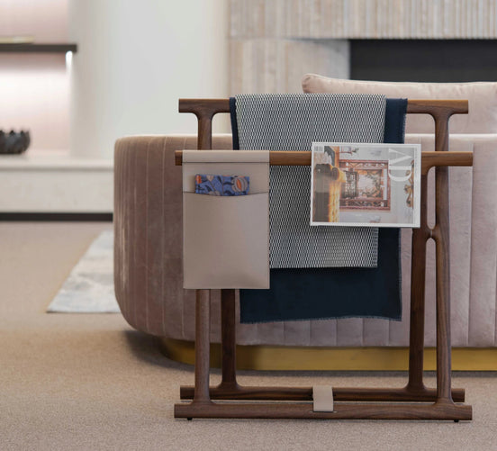 Pinetti Chelsea Tæppe-/Opbevaringsstativ – Valnødstræ og aftagelig læderlomme, 75×26×H81 cm