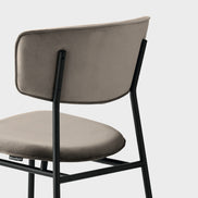 Calligaris FIFTIES Spisebordsstol – polstret stol i velour eller skind med slank metalramme
