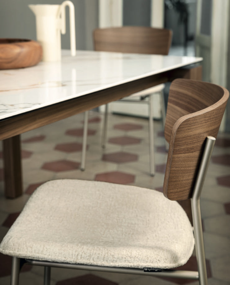 Calligaris FIFTIES Spisebordsstol – polstret stol i velour eller skind med slank metalramme