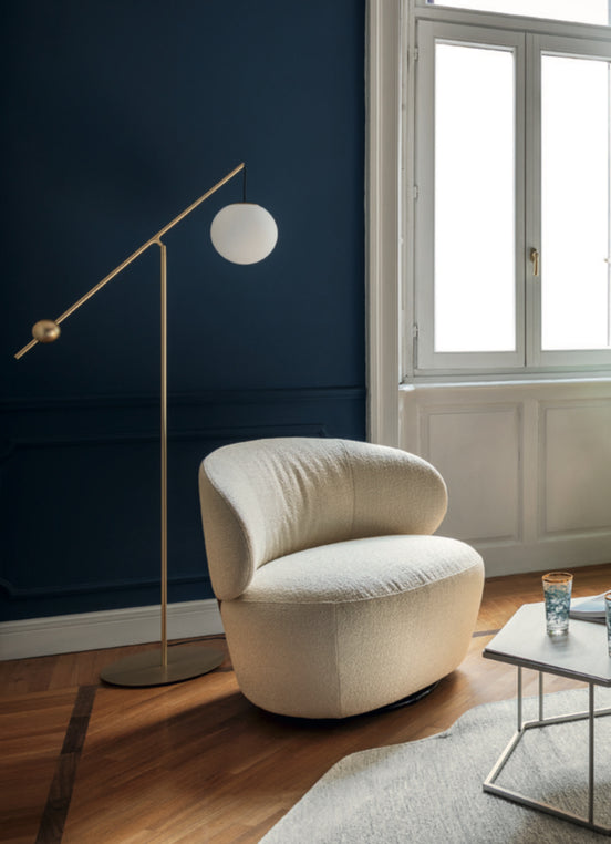 Calligaris MARA Lænestol – omfavnende loungestol med drejfod, asketræ-indsatser og valg mellem mat sort eller canaletto valnød finish