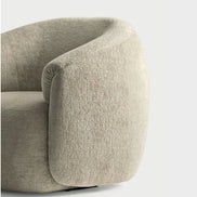 Calligaris Haven Lounge Stol – polstret loungestol med drejefod, bløde afrundede former og omfavnende armlæn.