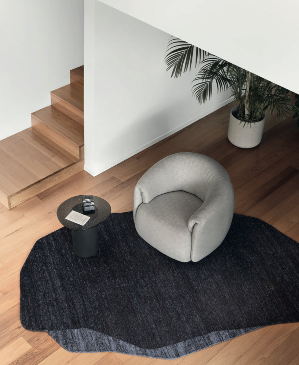 Calligaris Haven Lounge Stol – polstret loungestol med drejefod, bløde afrundede former og omfavnende armlæn.