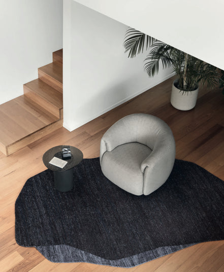 Calligaris Haven Lounge Stol – polstret loungestol med drejefod, bløde afrundede former og omfavnende armlæn.