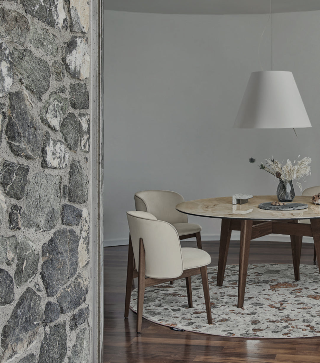 Calligaris ABREY Spisebordsstol – polstret stol med buet ryg, massiv træramme, designet af Buratti