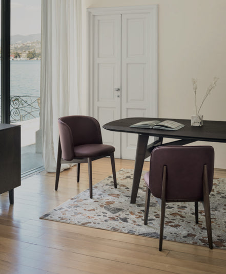 Calligaris ABREY Spisebordsstol – polstret stol med buet ryg, massiv træramme, designet af Buratti