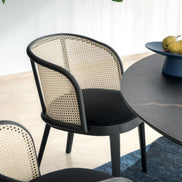 Calligaris Adél Spisebordsstol – polstret stol med asketræramme og elegant silhuet, designet af Buratti