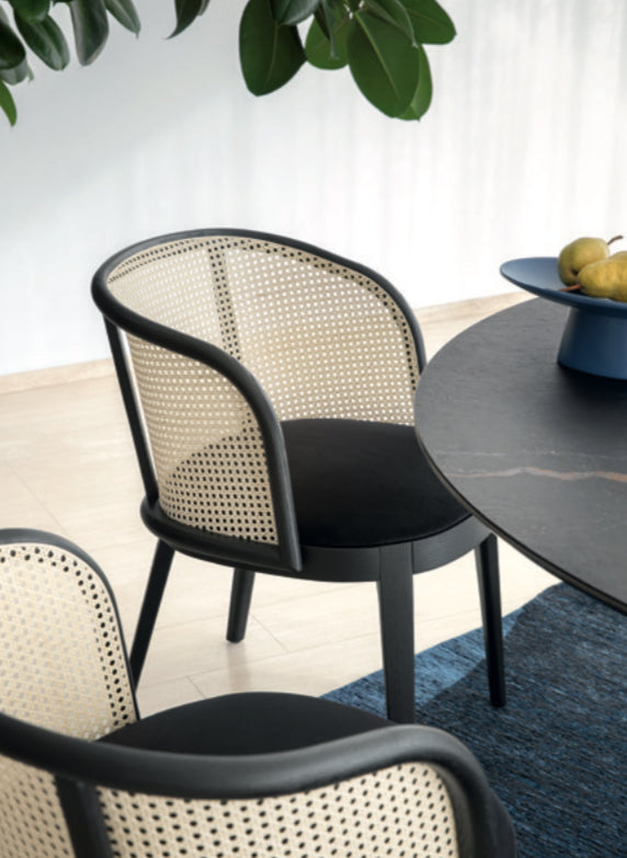 Calligaris Adél Spisebordsstol – polstret stol med asketræramme og elegant silhuet, designet af Buratti