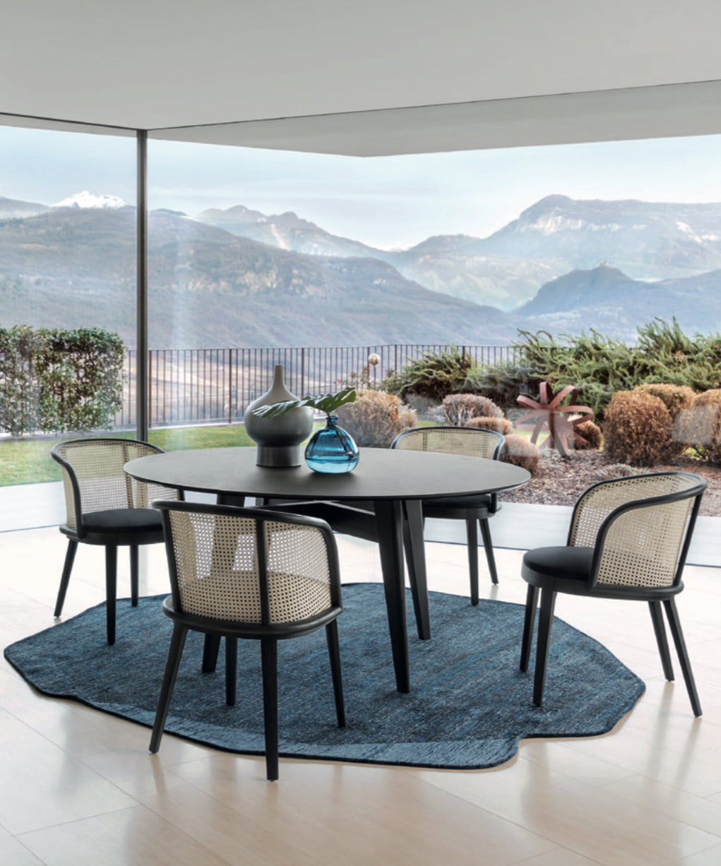 Calligaris Adél Spisebordsstol – polstret stol med asketræramme og elegant silhuet, designet af Buratti