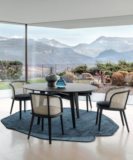 Calligaris Adél Spisebordsstol – polstret stol med asketræramme og elegant silhuet, designet af Buratti