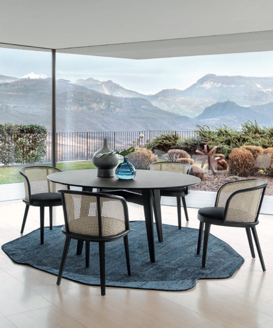 Calligaris Adél Spisebordsstol – polstret stol med asketræramme og elegant silhuet, designet af Buratti