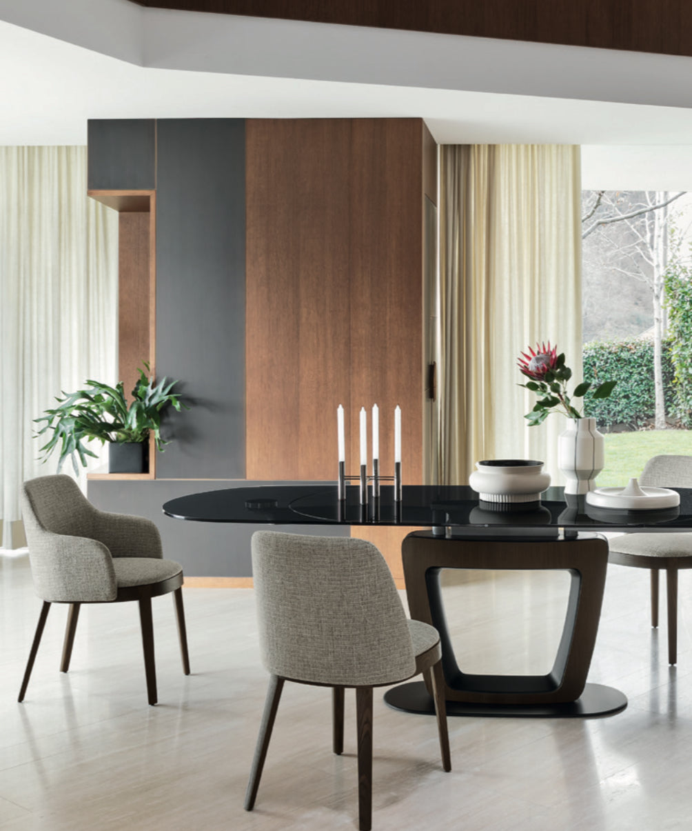 Calligaris Adél Spisebordsstol – polstret stol med asketræramme og elegant silhuet, designet af Buratti