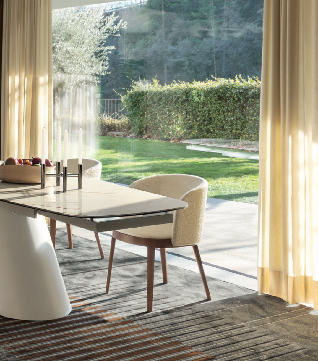 Calligaris Adél Spisebordsstol – polstret stol med asketræramme og elegant silhuet, designet af Buratti