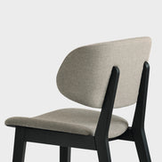 Calligaris CLAIRE Spisebordsstol – polstret stol med sæde og ryg i stof/læder, massiv asketræsramme, designet af Orlandini