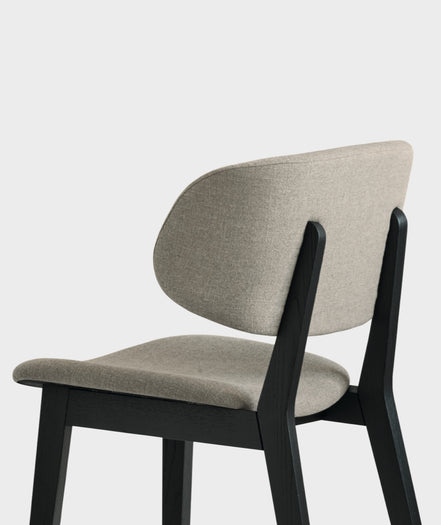 Calligaris CLAIRE Spisebordsstol – polstret stol med sæde og ryg i stof/læder, massiv asketræsramme, designet af Orlandini