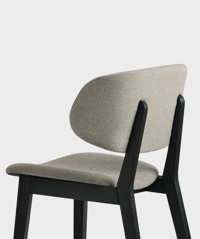 Calligaris CLAIRE Spisebordsstol – polstret stol med sæde og ryg i stof/læder, massiv asketræsramme, designet af Orlandini