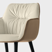 Calligaris Cocoon Lænestol – polstret lænestol med kraftigt skumfys og træben, designet af Edi & Paolo Ciani