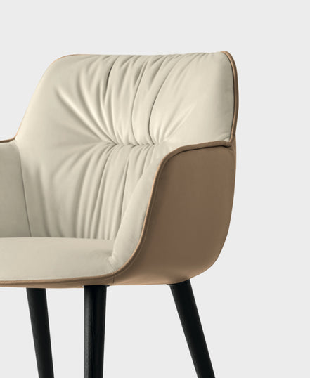 Calligaris Cocoon Lænestol – polstret lænestol med kraftigt skumfys og træben, designet af Edi & Paolo Ciani