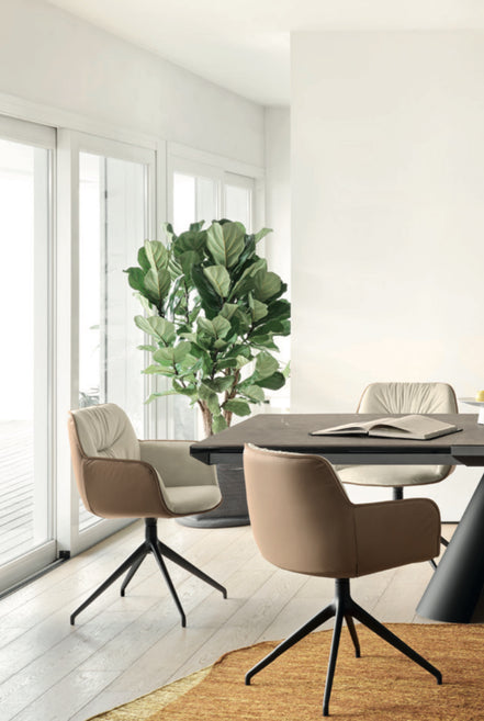 Calligaris Cocoon Lænestol – polstret lænestol med kraftigt skumfys og træben, designet af Edi & Paolo Ciani