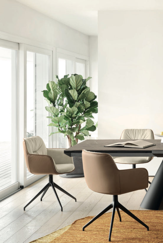 Calligaris Cocoon Lænestol – polstret lænestol med kraftigt skumfys og træben, designet af Edi & Paolo Ciani