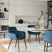 Calligaris Cocoon Lænestol – polstret lænestol med kraftigt skumfys og træben, designet af Edi & Paolo Ciani