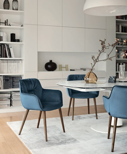 Calligaris Cocoon Lænestol – polstret lænestol med kraftigt skumfys og træben, designet af Edi & Paolo Ciani