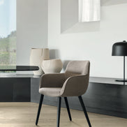 Calligaris Cocoon Lænestol – polstret lænestol med kraftigt skumfys og træben, designet af Edi & Paolo Ciani