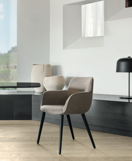 Calligaris Cocoon Lænestol – polstret lænestol med kraftigt skumfys og træben, designet af Edi & Paolo Ciani