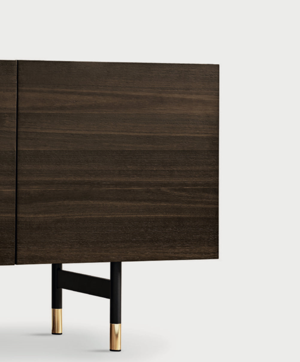 Calligaris HORIZON Skænk – 4-dørs­skænk i massiv træ, metal bund og hævet kantplade, til moderne stue eller spisestue