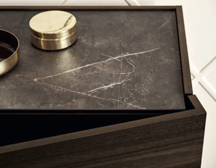 Calligaris HORIZON Skænk – 4-dørs­skænk i massiv træ, metal bund og hævet kantplade, til moderne stue eller spisestue