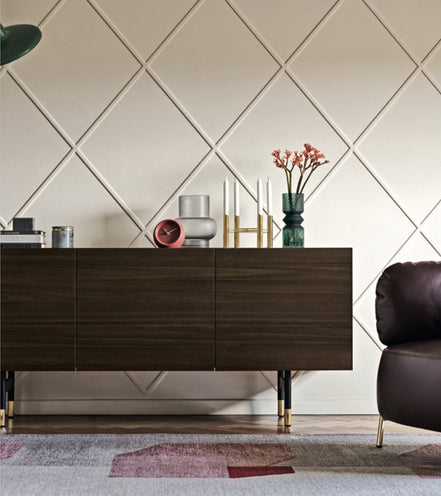 Calligaris HORIZON Skænk – 4-dørs­skænk i massiv træ, metal bund og hævet kantplade, til moderne stue eller spisestue