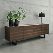 Calligaris HORIZON Skænk – 4-dørs­skænk i massiv træ, metal bund og hævet kantplade, til moderne stue eller spisestue