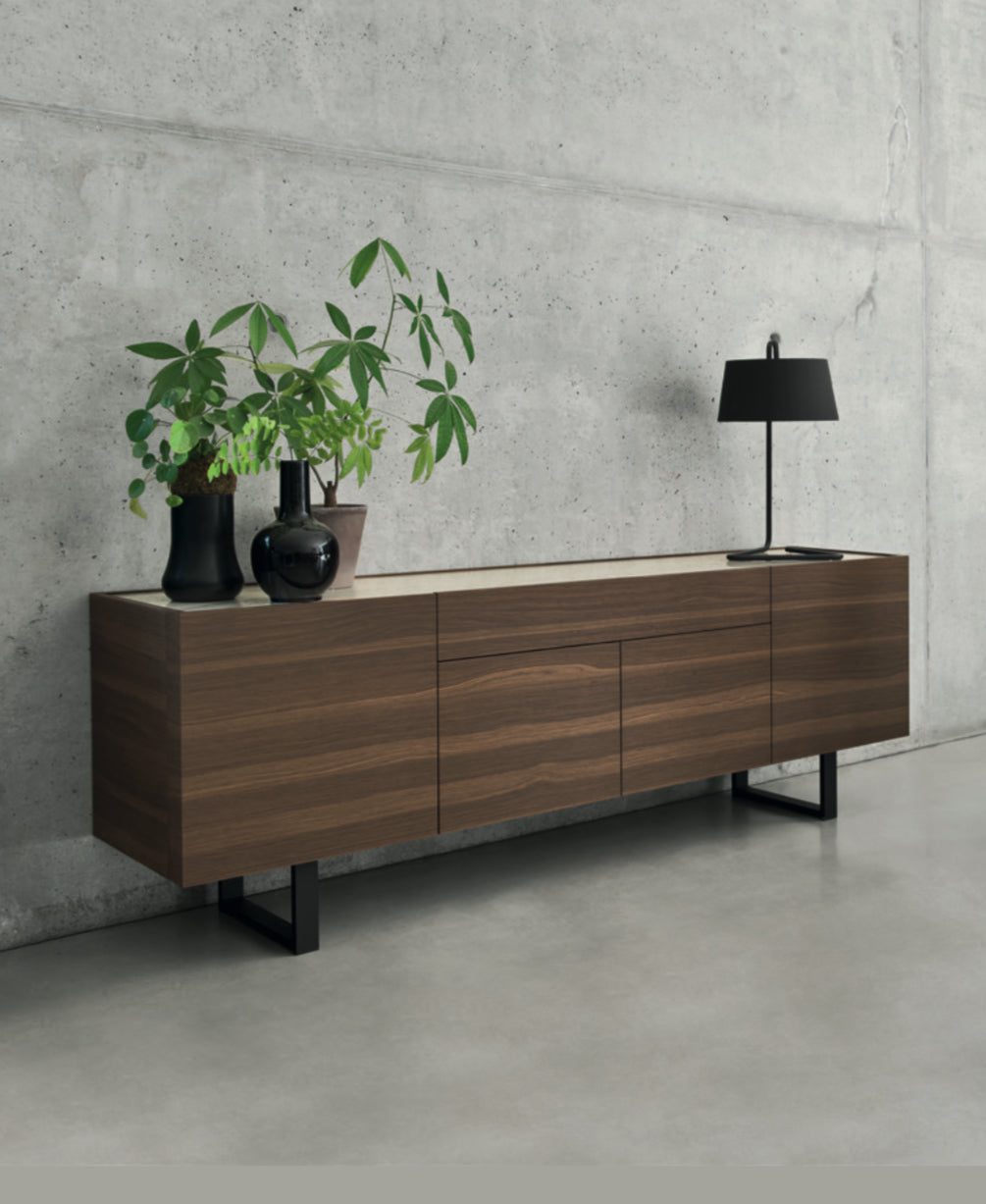 Calligaris HORIZON Skænk – 4-dørs­skænk i massiv træ, metal bund og hævet kantplade, til moderne stue eller spisestue