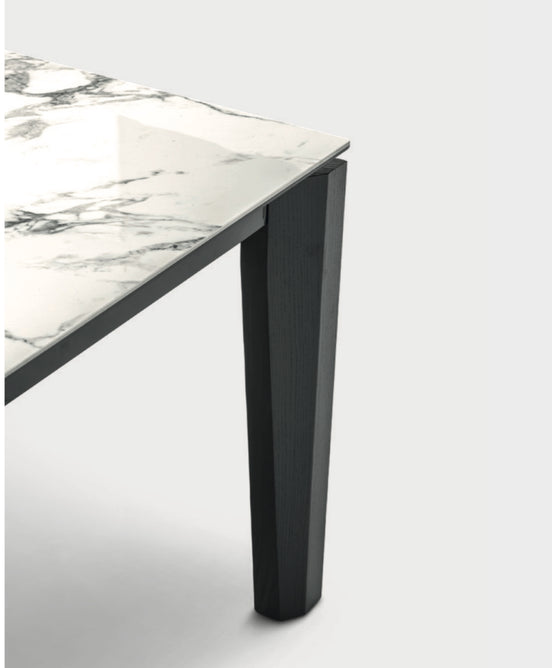 Calligaris ALPHA - udtrækkeligt spisebord i massiv træ og keramiktop, kompromisløst italiensk design