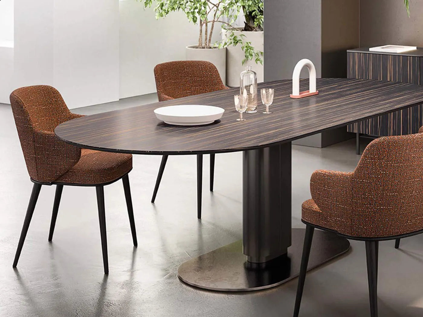 Calligaris CAMEO – oval udtrækkelig spise-/mødebord med central kolonne i metal og top i keramik eller træ