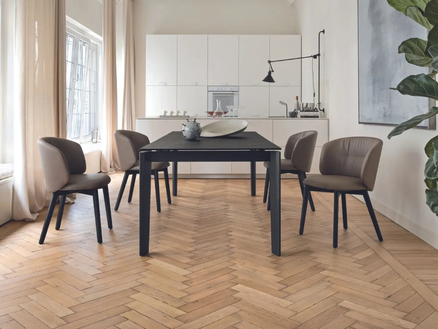 Calligaris DOGMA Udtrækkeligt Spisebord – elegant rektangulær form med solid træfod, designet af Archirivolto