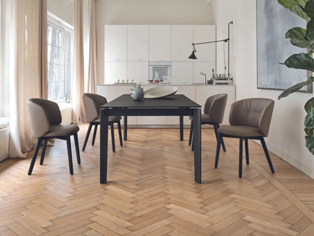 Calligaris DOGMA Udtrækkeligt Spisebord – elegant rektangulær form med solid træfod, designet af Archirivolto